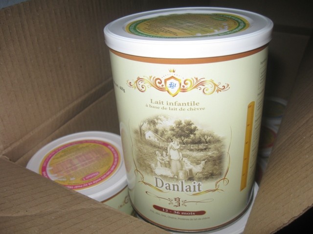 Một hộp thực phẩm bổ sung sữa Dê nhãn hiệu Danlait